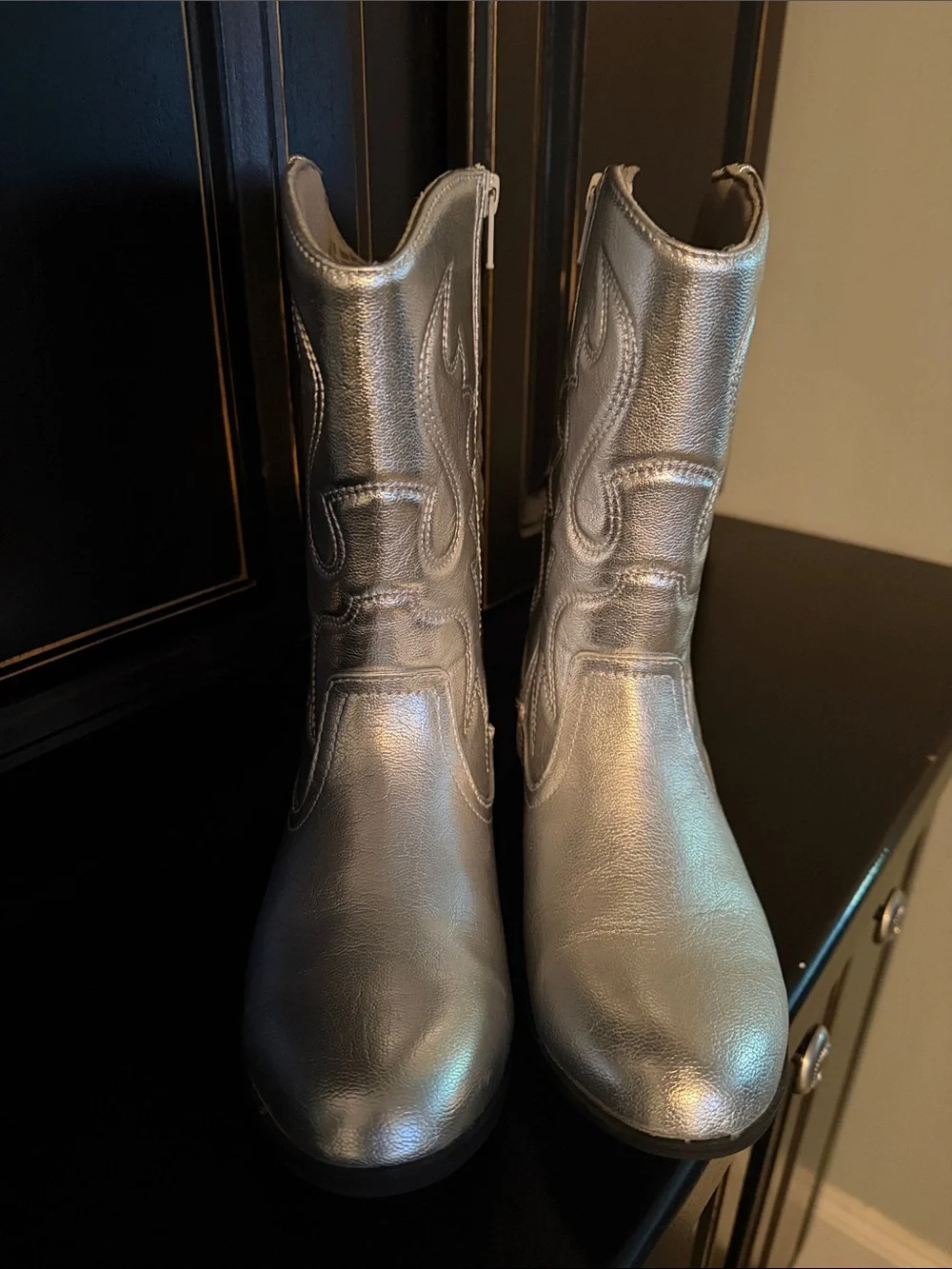 Girls metallic silver cowgirl boots  ✨